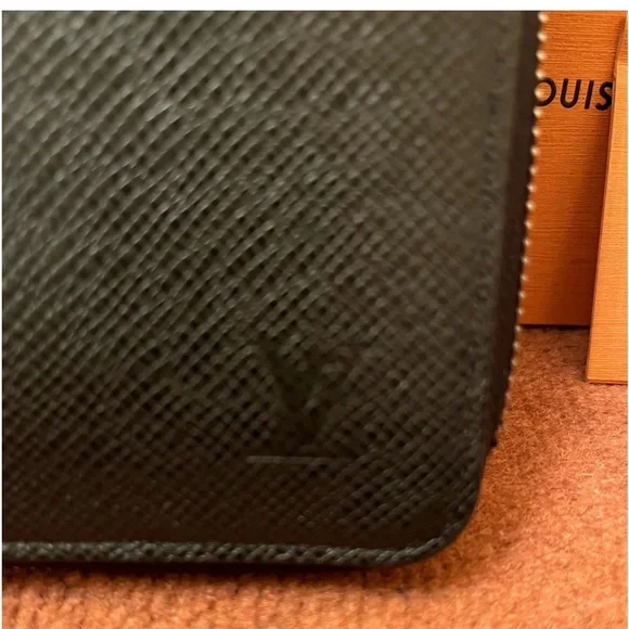*LIKE NEW* -  LOUIS VUITTON ZIPPY VERTICAL TIAGA LEATHER (BLACK) - - Picture 3 of 11